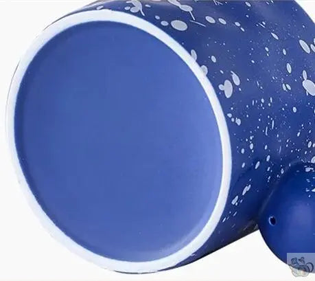 Taza azul con salpicaduras de tinta grande