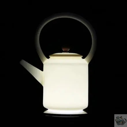 Напівпрозорий білий порцеляновий чайник