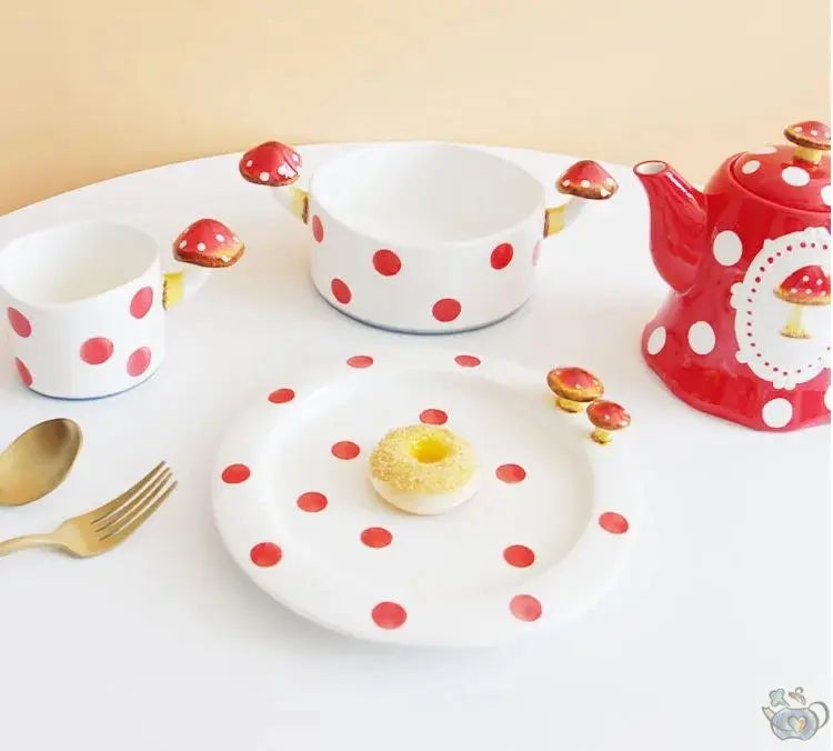 Teeservice aus Keramik mit Punkten, rot und weiß 