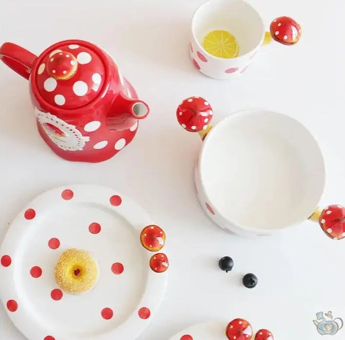 Teeservice aus Keramik mit Punkten, rot und weiß 