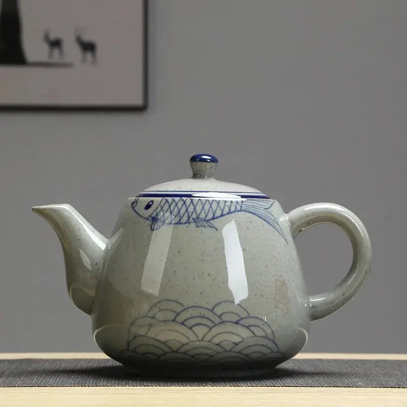 Вінтажний синьо-білий керамічний чайник