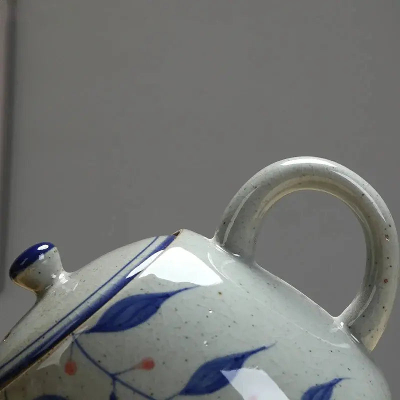 Starodawny czajniczek z piaskowca w kolorze niebiesko-białym