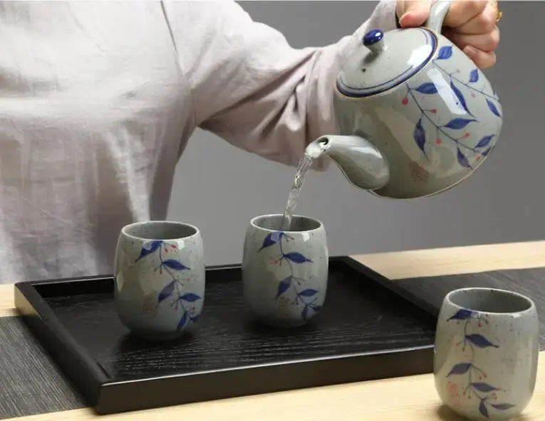 Вінтажний синьо-білий керамічний чайник