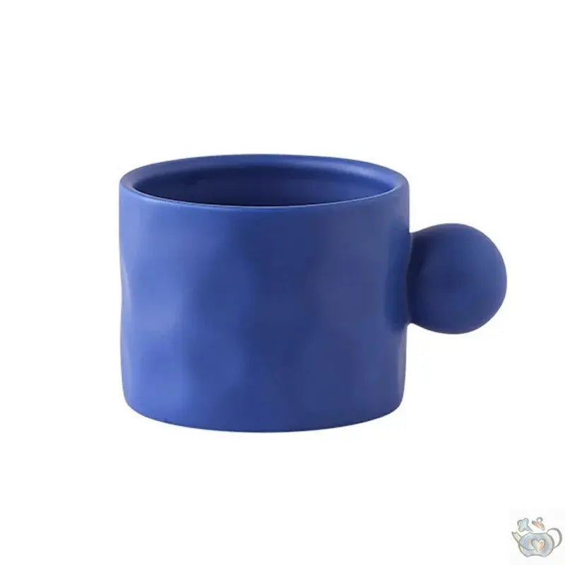 Голяма чаша със синьо мастило