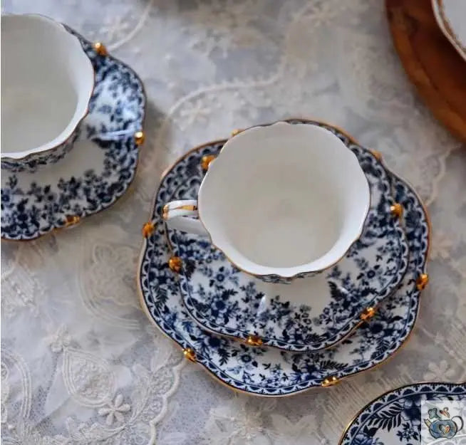 Tasse en porcelaine fleurie bleu sur blanc | Théières à la folie