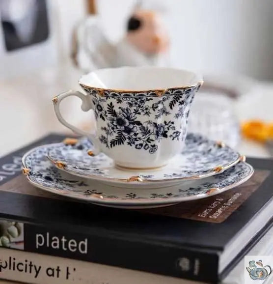 Tasse en porcelaine fleurie bleu sur blanc | Théières à la folie