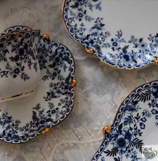 Tasse en porcelaine fleurie bleu sur blanc | Théières à la folie