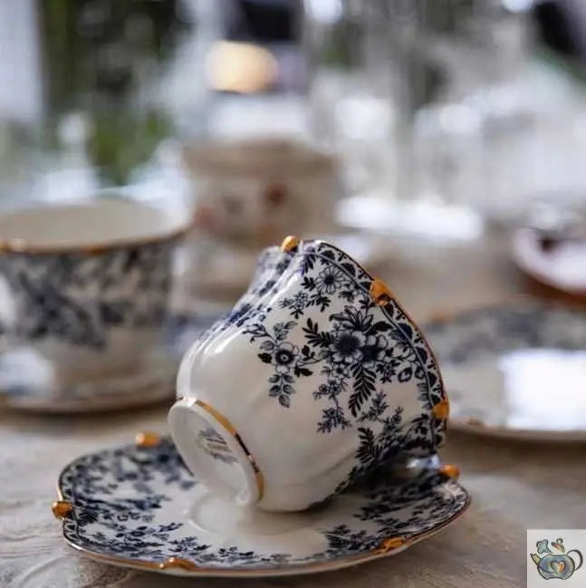 Tasse en porcelaine fleurie bleu sur blanc | Théières à la folie