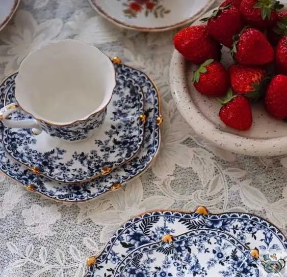 Tasse en porcelaine fleurie bleu sur blanc | Théières à la folie