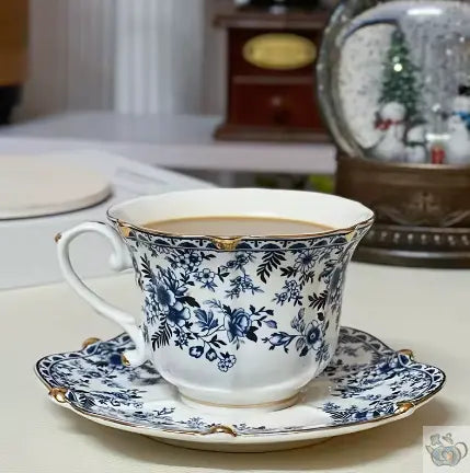 Tasse en porcelaine fleurie bleu sur blanc | Théières à la folie