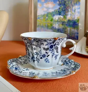 Tasse en porcelaine fleurie bleu sur blanc | Théières à la folie