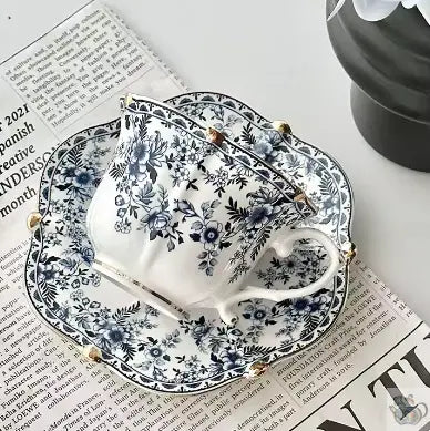 Tasse en porcelaine fleurie bleu sur blanc | Théières à la folie