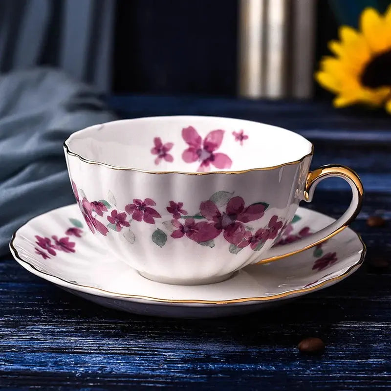 Tasse et soucoupe en porcelaine fleurie | Théières à la folie