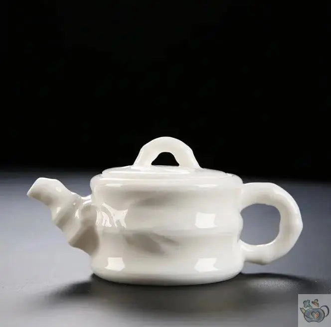 Напівпрозорий білий порцеляновий чайник