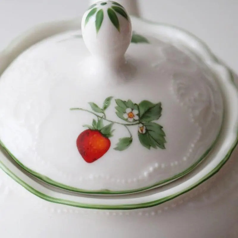 Théière en porcelaine fraises du jardin Théières à la folie