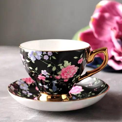 ​Tasse en porcelaine fleurie sur fond noir  |  Théières à la folie