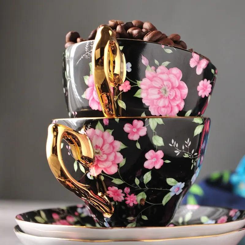 ​Tasse en porcelaine fleurie sur fond noir  |  Théières à la folie