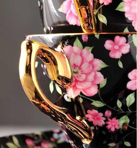 ​Tasse en porcelaine fleurie sur fond noir  |  Théières à la folie