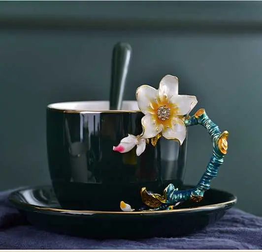 ​Tasses porcelaine colorées et fleurs émaillées  |  Théières à la folie