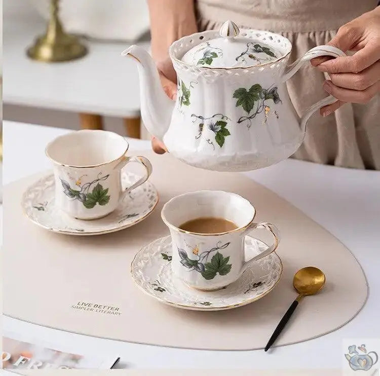 ​Théière et tasses américaines avec dentelles | Théières à la folie