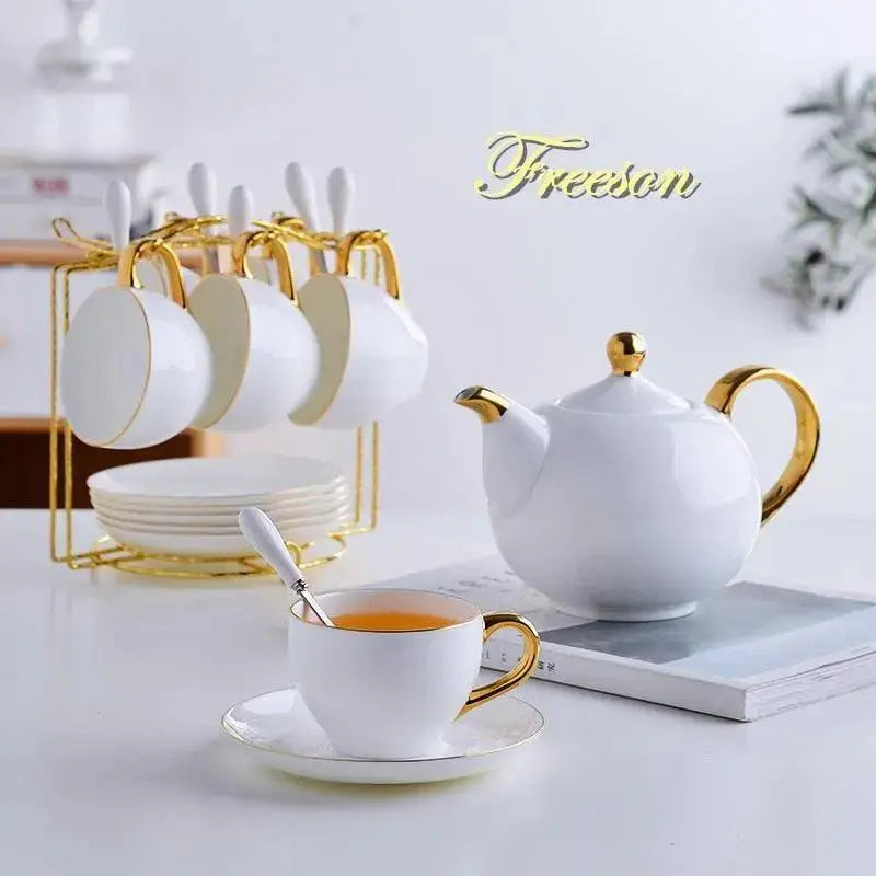 Service a thé en porcelaine blanche et dorée